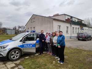 policjanci na spotkaniu z uczestnikami Warsztatów Terapii Zajęciowej