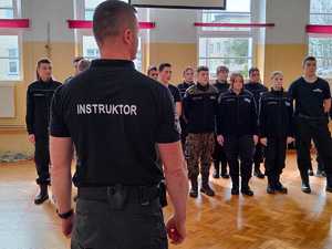 policjant w trakcie szkolenia klasy policyjnej