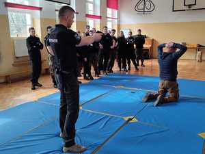 policjant w trakcie szkolenia klasy policyjnej