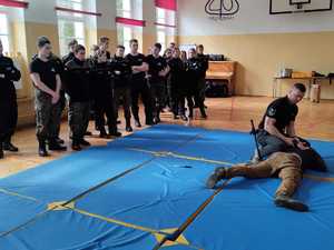 policjant w trakcie szkolenia klasy policyjnej