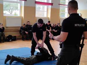 policjant w trakcie szkolenia klasy policyjnej