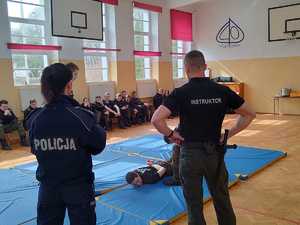 policjant w trakcie szkolenia klasy policyjnej