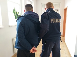 po lewej stronie poszukiwany po prawej policjant