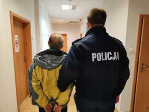 z lewej strony zatrzymany zaś z prawej policjant