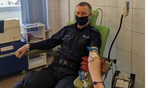 policjant podczas oddawania krwi
