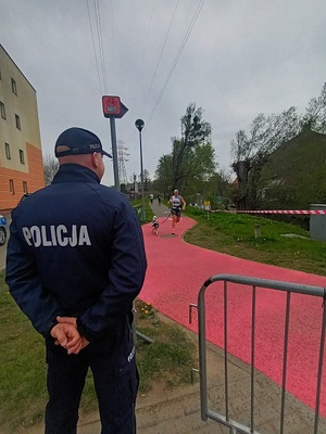 Policjanci podczas zabezpieczenia biegów