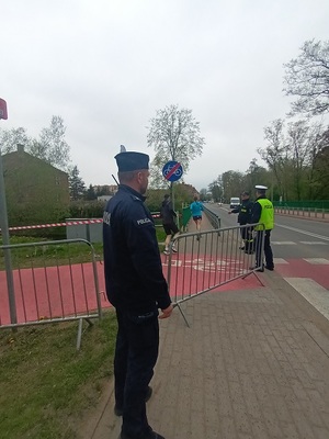 Policjanci podczas zabezpieczenia biegów
