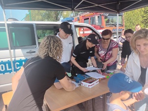 policjanci na festynie