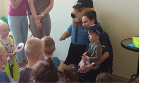 policjantka na spotkaniu z dziećmi