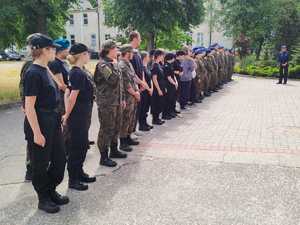 uczniowie na terenie Wyższej Szkoły Policji w Szczytnie