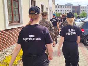 uczniowie na terenie Wyższej Szkoły Policji w Szczytnie
