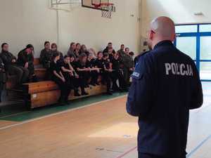 uczniowie na terenie Wyższej Szkoły Policji w Szczytnie