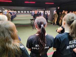 uczniowie na terenie Wyższej Szkoły Policji w Szczytnie