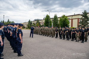 uczniowie na terenie Wyższej Szkoły Policji w Szczytnie