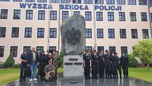 uczniowie na terenie Wyższej Szkoły Policji w Szczytnie