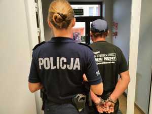 policjanta i poszukiwany 60-latek