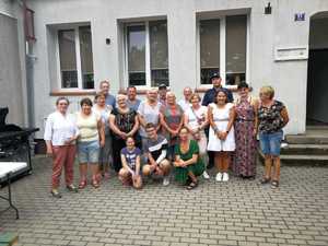 policjant wraz z seniorkami