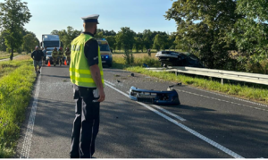 policjant samochód w rowie straż pożarna