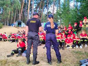 dzieci z obozów Harcerskich strażak oraz policjant