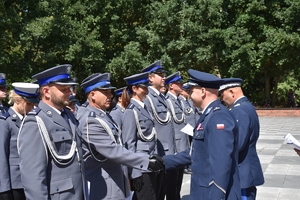 policjanci podczas wręczania awansów przez Komendanta Wojewódzkiego Policji w Olsztynie oraz Komendanta powiatowego Policji w Węgorzewie