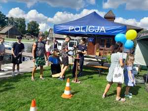 Policjanci i uczestnicy pikniku