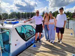 Policjanci i uczestnicy pikniku