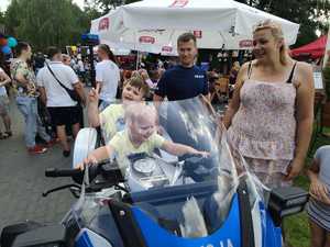 Policjanci i uczestnicy pikniku