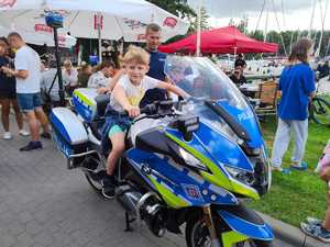 Policjanci i uczestnicy pikniku