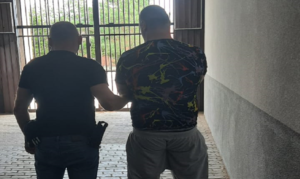 PO LEWEJ STRONIE POLICJANT A PO PRAWEJ ZATRZYMANY
