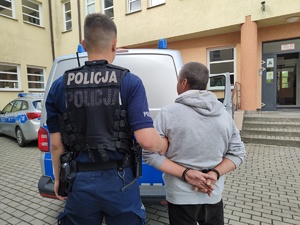 z prawej strony policjant zaś z lewej zatrzymany