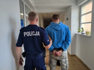 z lewej strony Policjant z prawej zatrzymany