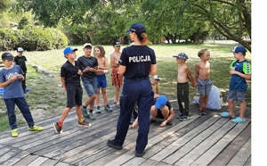 dzieci podczas spotkania policjantką
