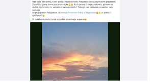 tekst ze zdjęcia
Nad wodą taki spokój, w nas taki spokój i nagle w środku mazurskich lasów taki przystanek. Złapaliśmy gumę, konieczna zmiana koła. Ruch zerowy i nagle radiowóz. Panowie na służbie z pytaniem, czy wszystko w porządku? Pomogli nam sprawnie prowadząc całą operację. 
Dziękujemy Panom Policjantom z Komendy Powiatowej Policji w Węgorzewie za pomoc i życzliwość.
W razie konieczności życzę wszystkim podobnego wsparcia.