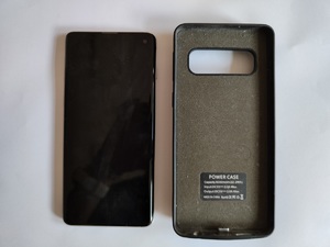 telefon po lewej stronie i power bank po prawej
