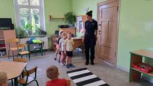 dzieci i policjant