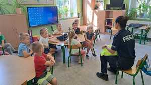 dzieci i policjant