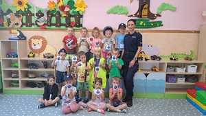 dzieci i policjant