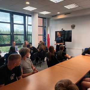 uczniowie i policjant