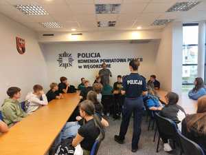 policjantka i uczniowie