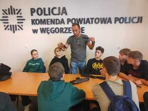 policjantka i uczniowie