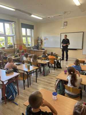 dzieci oraz policjant