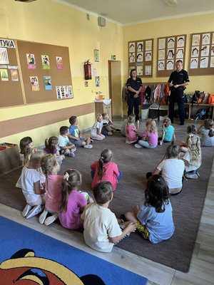 dzieci oraz policjant