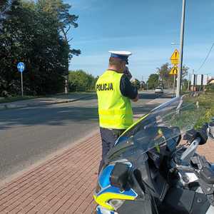 policjant mierzący prędkość