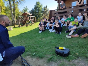 policjant i uczniowie