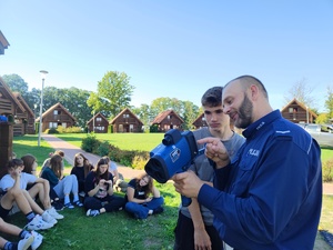 policjant i uczniowie