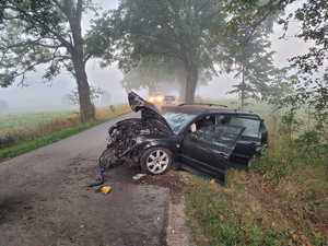 uszkodzony pojazd po zdarzeniu drogowym