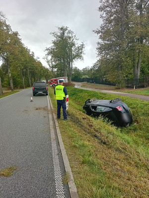 policjant i pojazd w rowie po wypadku