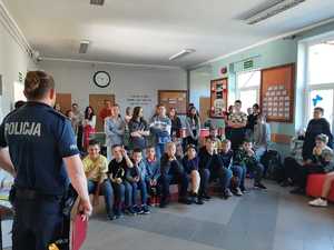 policjanci i uczniowie