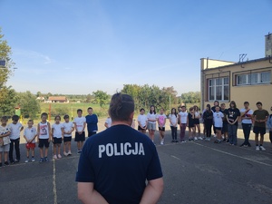 policjant i uczniowie