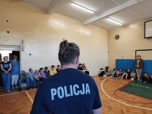 policjant i uczniowie